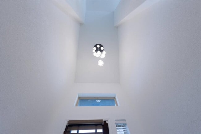 Building Photo - 607 Achilles St