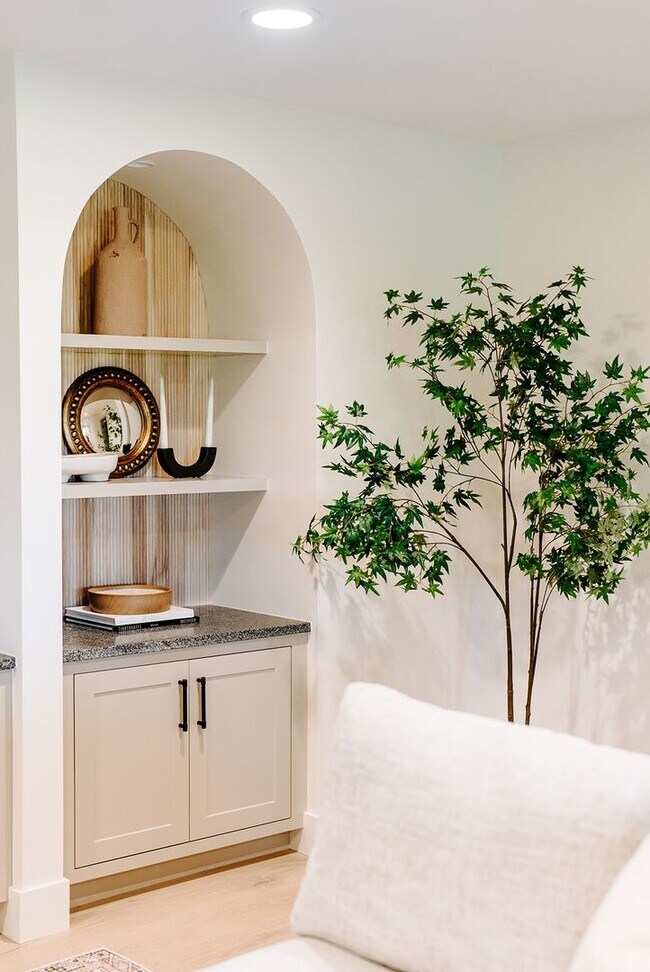 Building Photo - Custom Remodeled 4bd/4ba House in Greenwoo...