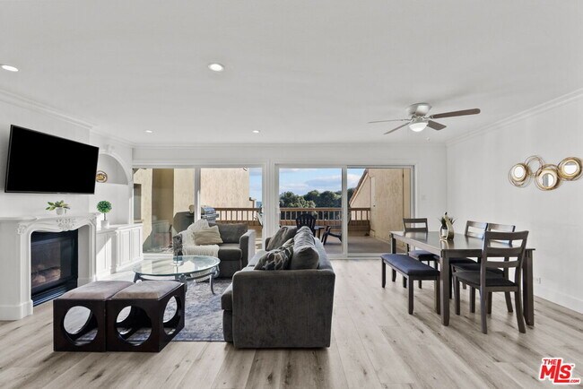 Building Photo - 23924 De Ville Way