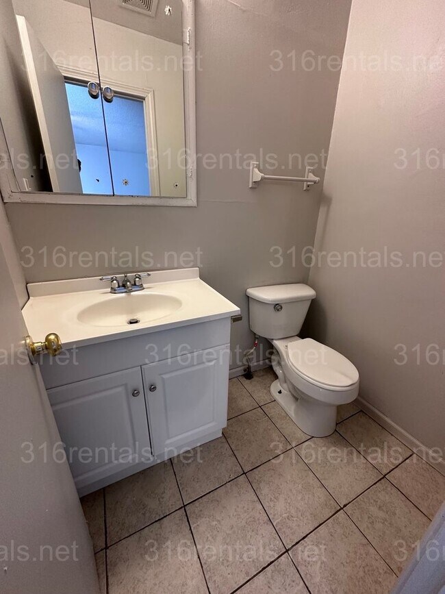 Building Photo - $1250 - 3 bed 1.5 bath - Single Family Hom...