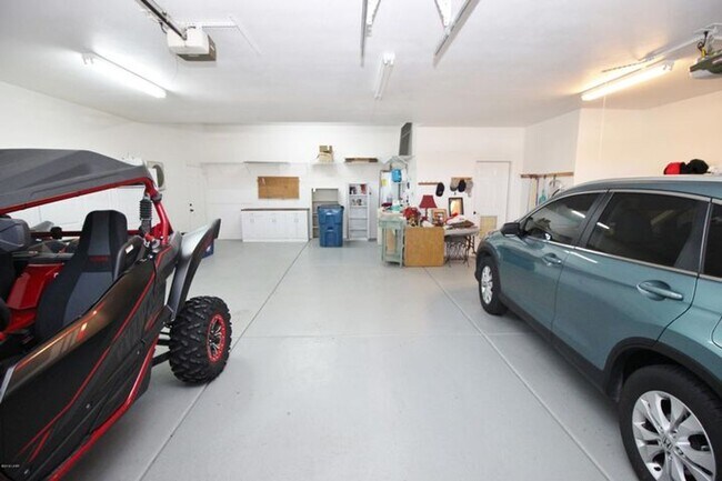 Building Photo - Furnished 3 Bedroom - 2 Bath Pool Home