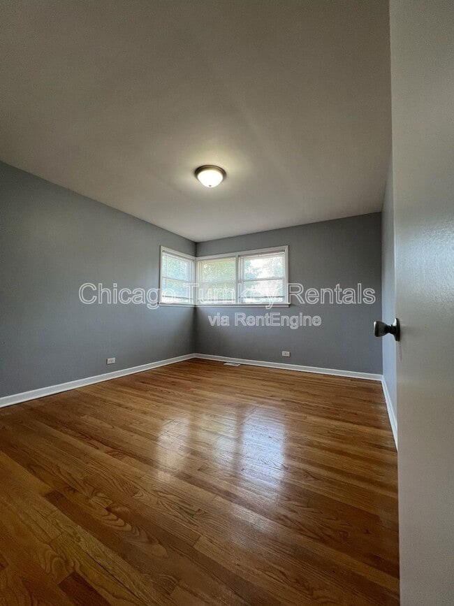 Building Photo - 1006 E 163rd Pl