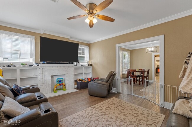 Building Photo - 130 Dalzell St