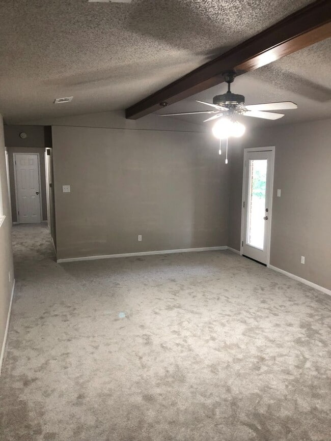 Building Photo - Hewitt Texas 3 Bedroom