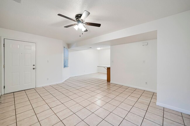 Building Photo - Darling Ground Floor Stonebrook Condo