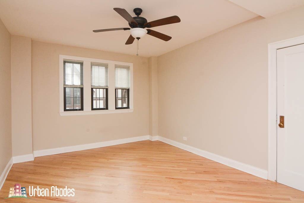 Building Photo - 922 N Green Bay Rd