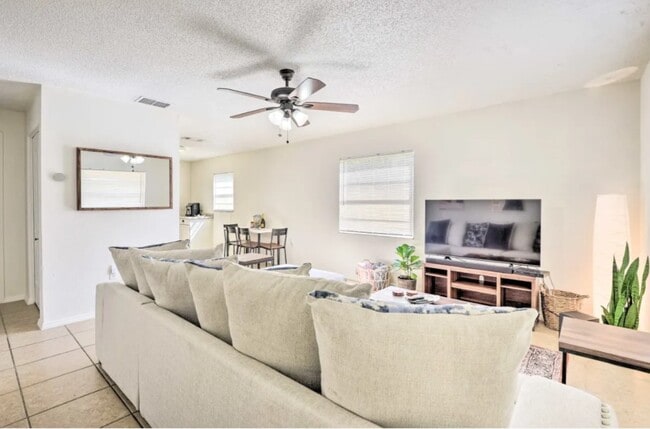 Building Photo - 416 40th St E