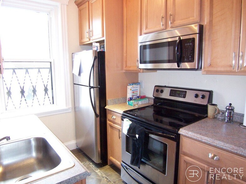 Building Photo - 65 Park Dr