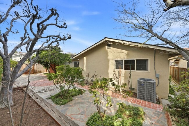 Building Photo - Beautifully Updated 3BR/2BA Home with Private Garden Oasis