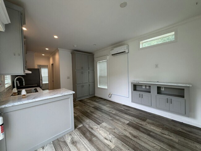 Building Photo - 11240 N Northwood Dr