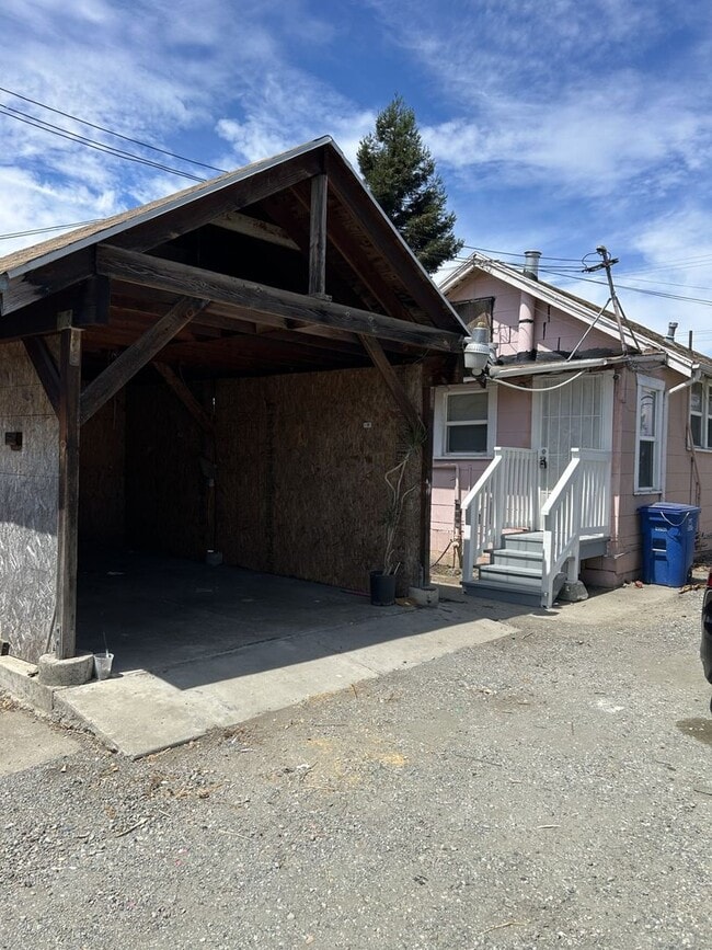 Building Photo - 631 Sycamore Ave