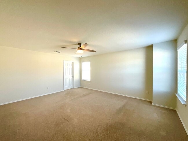 Building Photo - AVAILABLE NOW- Energy-Efficient 4/3 Home with Solar Panels & Pool Access!