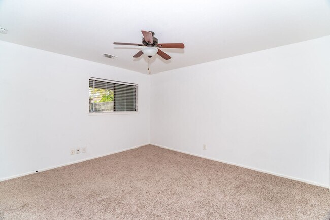 Building Photo - RENOVATED 2-BEDROOM IN WHISPERING OAKS