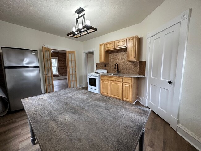 Building Photo - L1004