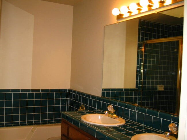 Building Photo - Via Zapata - 3bd/2.5ba Townhouse - Canyon Crest