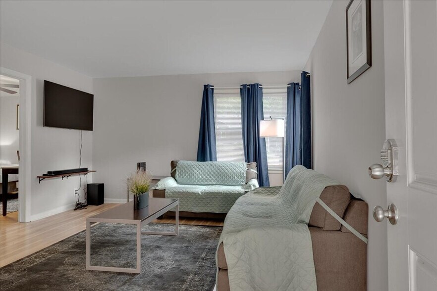 Building Photo - 803 W Markham Ave