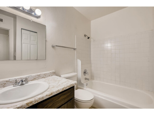 Building Photo - MOVE IN READY!! Charming 2 bedroom 1 bath ...