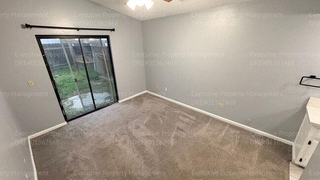 Building Photo - 3 bedroom/ 2 bathroom home nestled in a cul-de-sac.