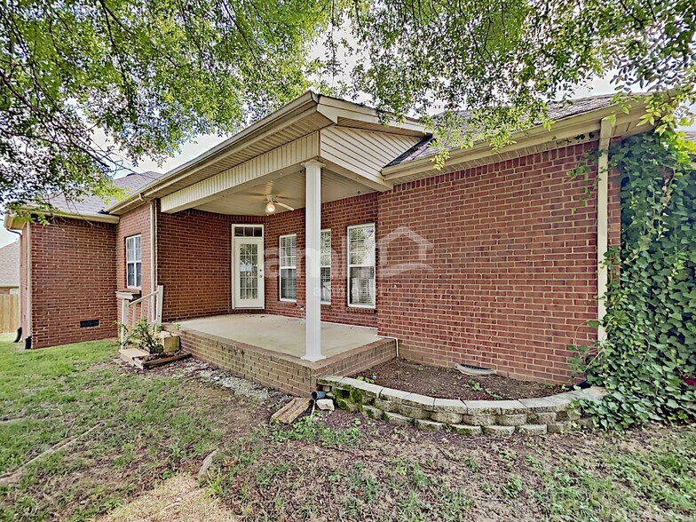 Building Photo - 4002 Greentree Ct