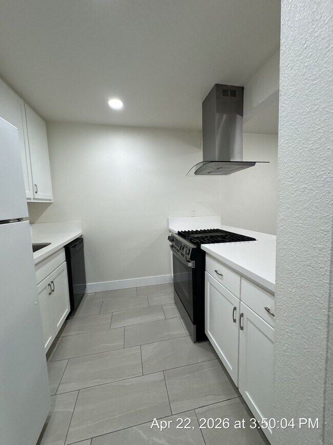 Building Photo - MOVE IN READY! 2 WEEKS OFF!! NO APP FEE! UPSTAIRS UNIT WITH BALCONY!