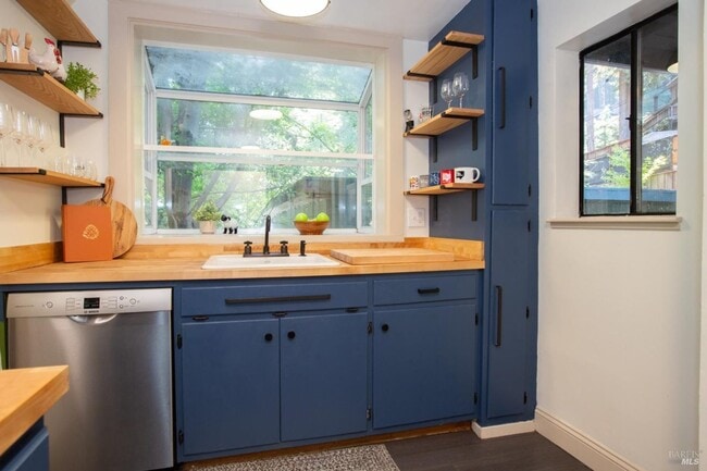 Building Photo - 654 Square Foot remodeled 2 bedroom, 1 bat...