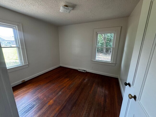 Building Photo - 816 Churchill Dr