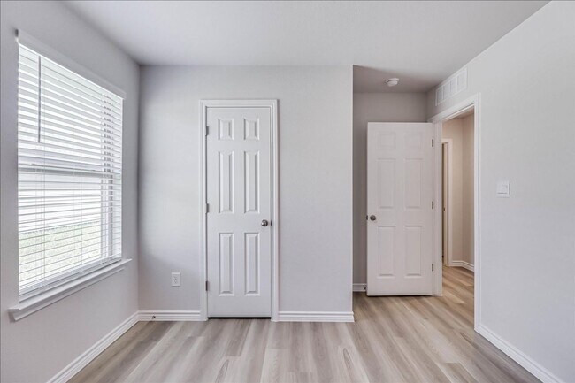 Building Photo - 1634 Comfy Wy