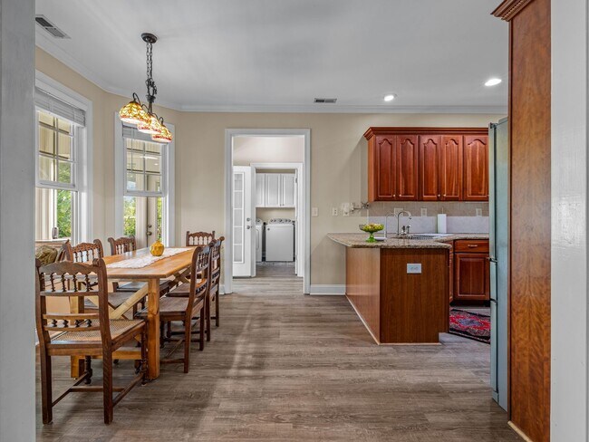 Building Photo - Beauty by the Water!