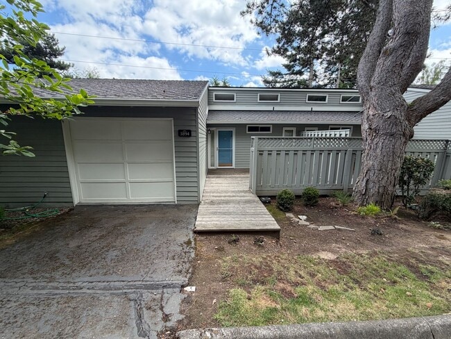 Building Photo - Charming Condo Located in the Highly Desirable Mountain Park Neighborhood of Lake Oswego.