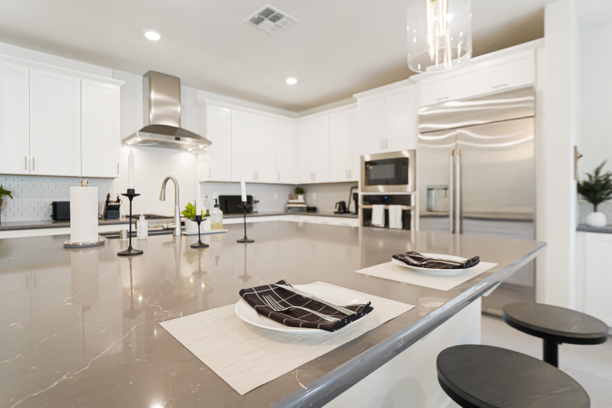 Large kitchen. - 5919 Lakestone Dr