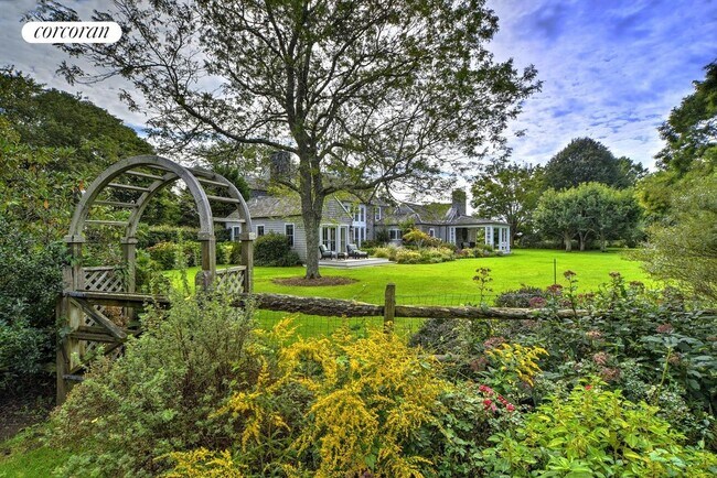 Building Photo - 245 Narrow Ln E