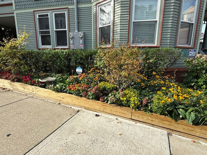 Building Photo - 96 Munroe St