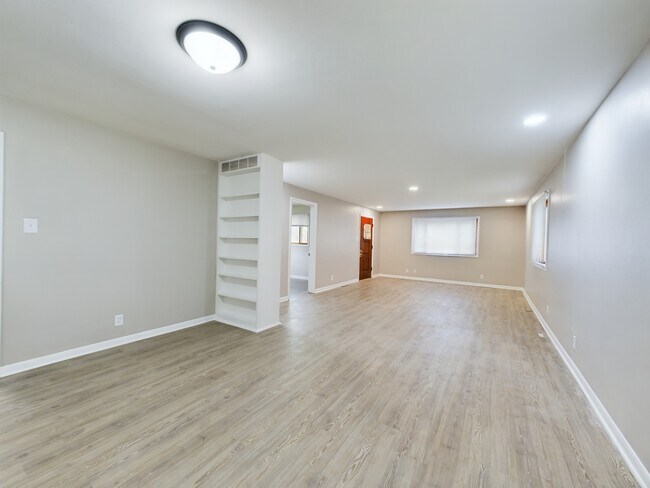 Building Photo - 112 Brady Ln