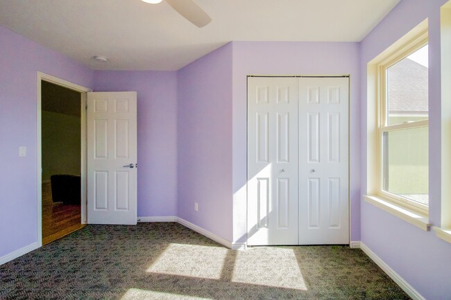 Building Photo - "Luxurious 5-Bedroom Eden Retreat with Sce...