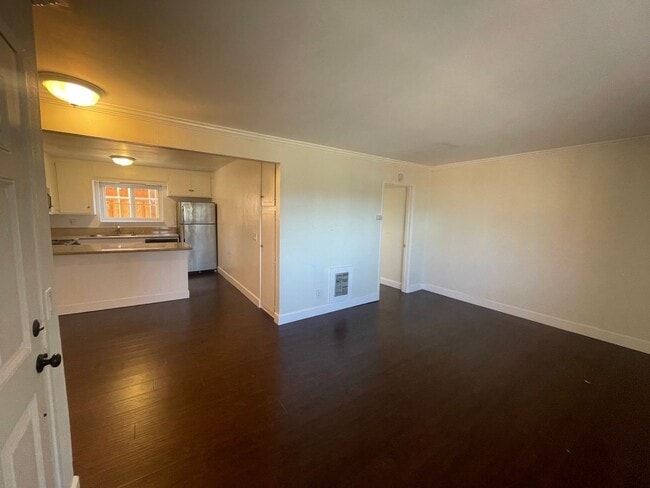 Building Photo - 1 Bedroom Just Blocks From the Ocean