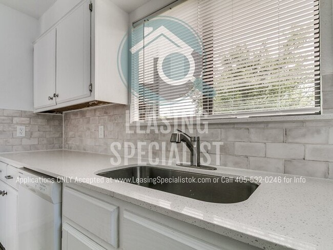 Building Photo - 2 Bed 2 Bath Garden Home in SW OKC's The R...