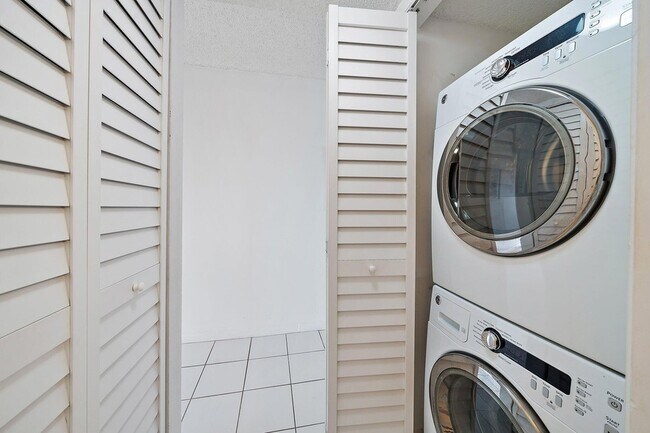 Building Photo - 353 S US Hwy 1