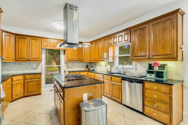 Building Photo - 1408 Aramore Dr SE