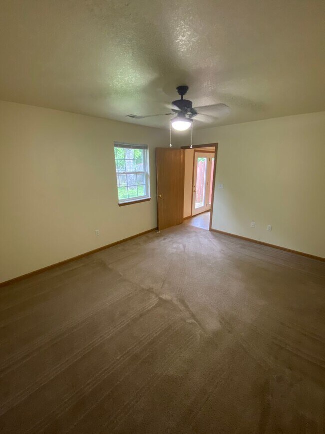 Building Photo - Beautiful 2 bedroom 1 bathroom duplex close to FLW!!