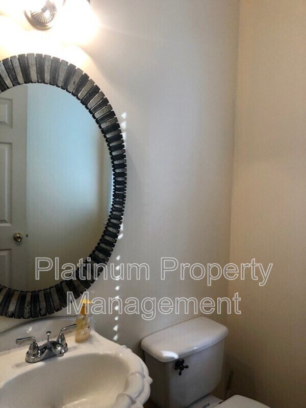 Building Photo - 3335 Woodside Ct