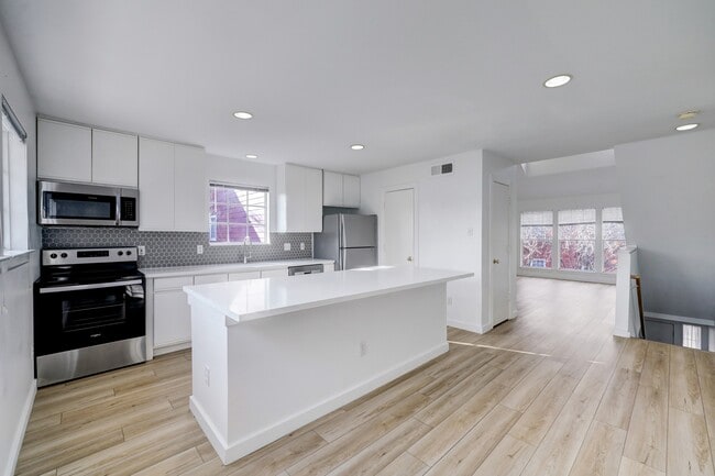 Building Photo - 1401 Castle Ct