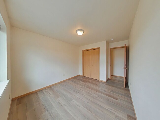 Building Photo - Beautiful 3 Bedroom 1.5 bath with attached...