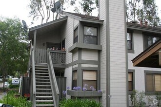 Building Photo - Stylish 2 Bed, 2 Bath Upper Unit in Prime ...