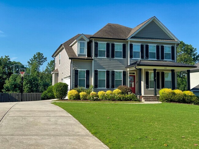 Building Photo - Estate STYLE home with pool and basement i...