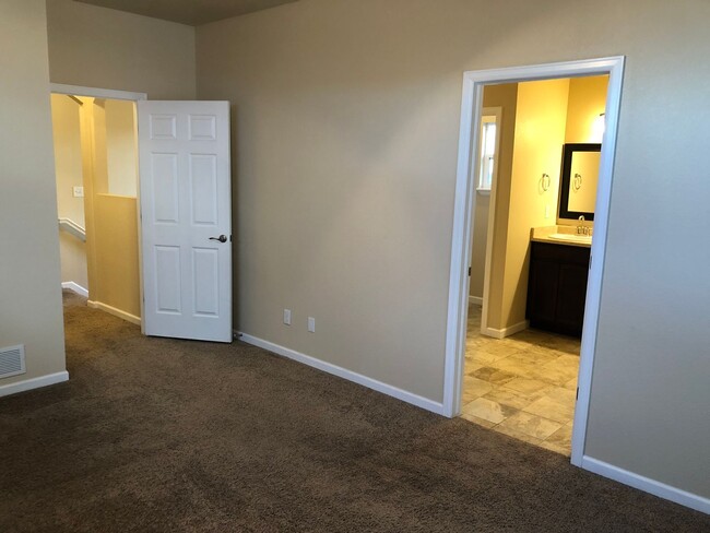 Building Photo - Very Nice 3 bed, 3 bath 2 car Home on a cul-de-sac in Peyton with Mountain Views