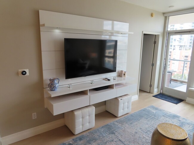 Building Photo - Furnished One Bedroom Downtown Condo with ...