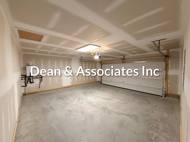 Building Photo - 827 Fish Camp Rd