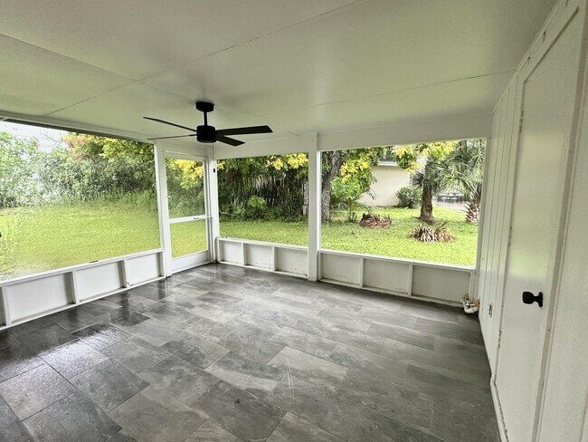 Building Photo - 153 SE Calmoso Dr