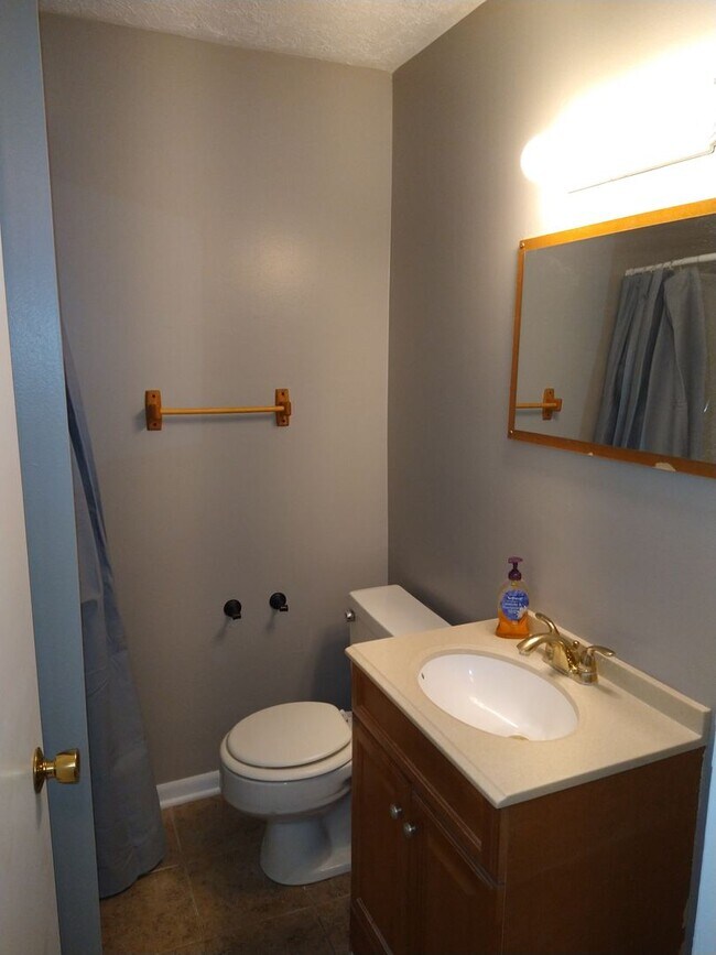 Building Photo - 3 Bedroom 1 & 3/4 Bath Townhouse