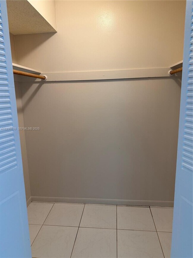 Building Photo - 5061 W Oakland Park Blvd